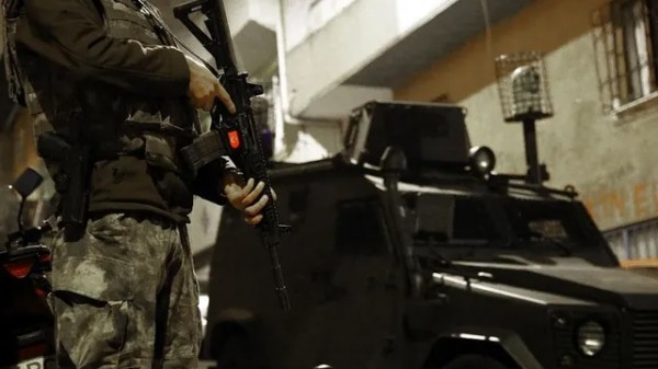 İzmir merkezli iki ilde DHKP/C operasyonu: 27 gözaltı